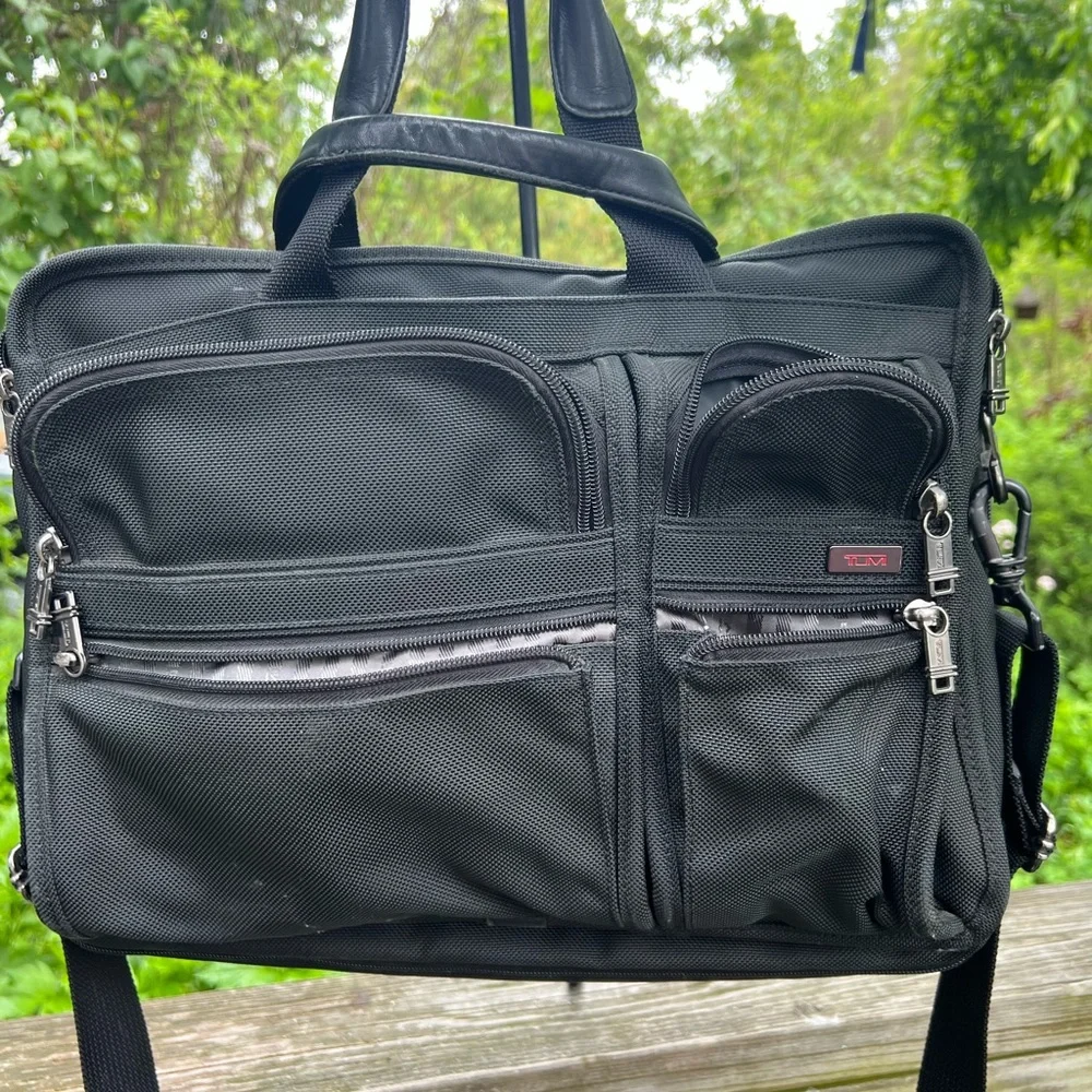 Tumi Expandable Organizer Laptop 26031D4 Adjustable Strap , 16” Across X 13” Ht